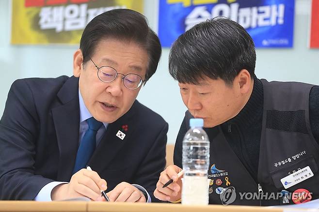 철도회관을 찾은 이재명 대표 (서울=연합뉴스) 철도노조 파업 닷새째를 맞이한 9일 오후 서울 용산구 철도회관을 찾은 더불어민주당 이재명 대표가 최명호 전국철도노동조합 위원장과 대화를 나누고 있다. 2024.12.9 [국회사진기자단] photo@yna.co.kr