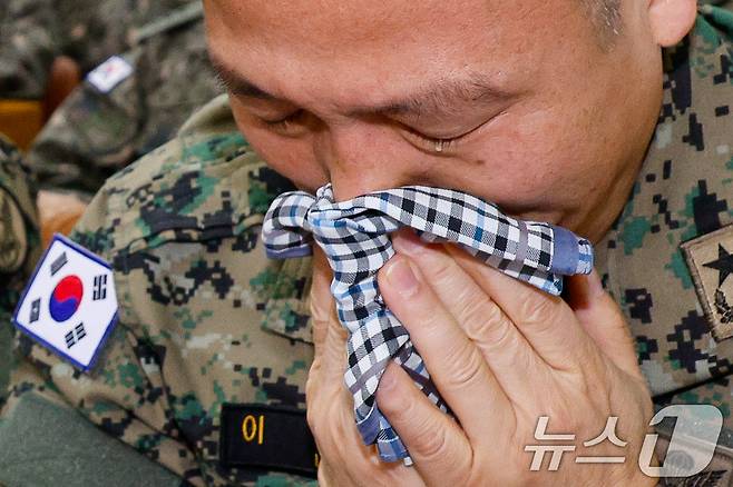 비상계엄 당시 국회에 투입된 제1공수특전여단의 이상현 여단장이 10일 오전 서울 여의도 국회 국방위원회에서 열린 계엄 관련 긴급 현안질의에 출석해 눈물을 흘리고 있다. 2024.12.10/뉴스1 ⓒ News1 안은나 기자