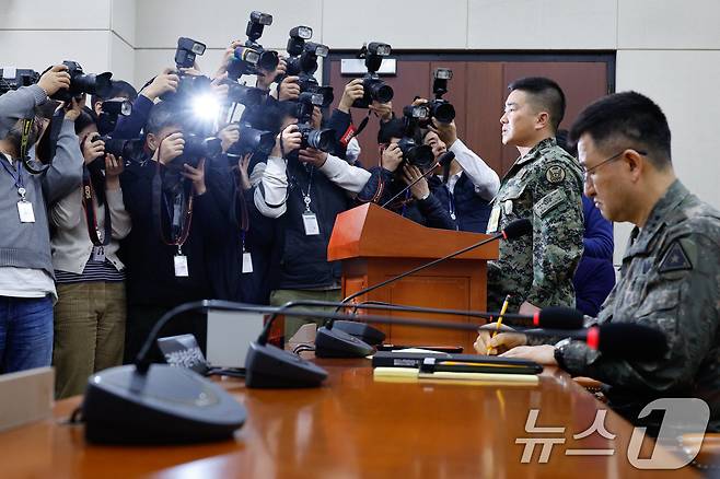 비상계엄 당시 국회에 투입된 육군 특수전사령부 김현태 707특수임무단장이 10일 오전 서울 여의도 국회 국방위원회에서 열린 계엄 관련 긴급 현안질의에 출석해 답변하고 있다. 오른쪽은 계엄사령관을 지낸 박안수 육군참모총장. 2024.12.10/뉴스1 ⓒ News1 안은나 기자