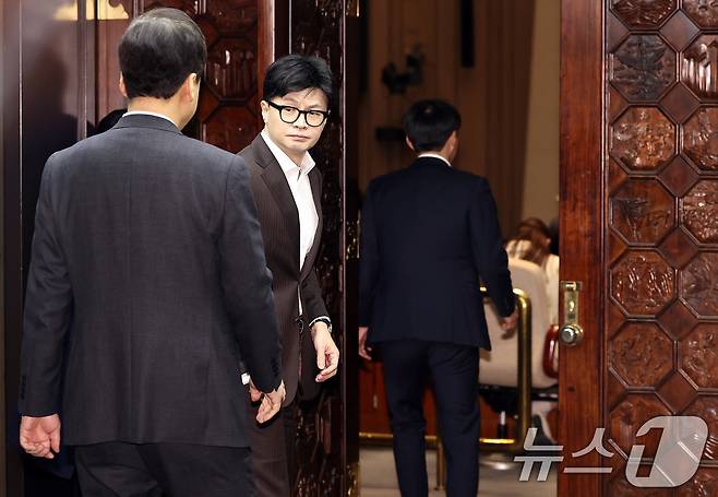 한동훈 국민의힘 대표가 10일 오전 서울 여의도 국회 예결위 회의장에서 열린 비상의원총회에 참석하고 있다. 2024.12.10/뉴스1 ⓒ News1 구윤성 기자