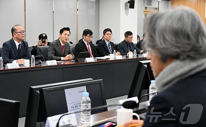 오세훈 서울시장이 10일 서울시청에서 열린 '비상경제회의'에서 모두발언 하고 있다.(서울시 제공)