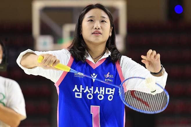 안세영이 셔틀콕을 이용해 시투하고 있다. 사진 | 삼성생명 블루밍스