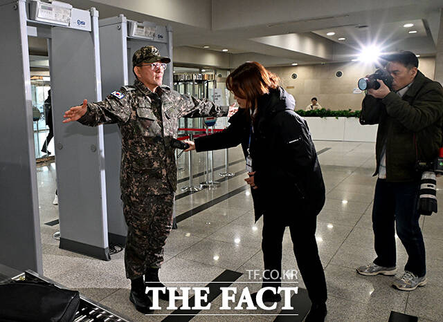 국회 직원에게 보안 검색 받고 있는 이진우 수도방위사령관.