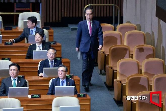 한덕수 국무총리가 10일 국회에서 열린 본회의에 참석하고 있다. 김현민 기자