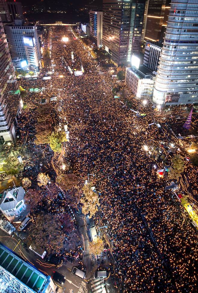2016년 11월 12일 최순실 국정농단 사태로 박근혜 대통령의 퇴진을 요구하는 민중총궐기에 약 100만 개의 촛불이 켜져 역대 최대규모의 촛불집회가 열리고 있다. /박상훈 기자