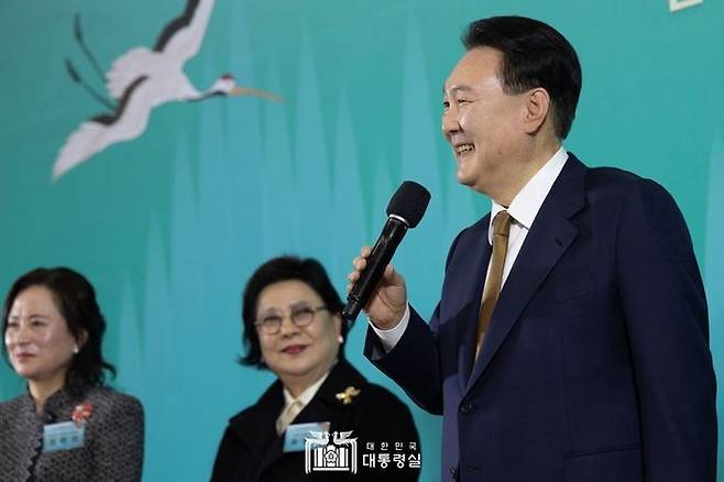 송영숙 한미약품그룹 회장(왼쪽에서 두번째)이 올 초 서울 서초구 예술의전당에서 열린 2024 문화예술인 신년인사회에서 윤석열 대통령의 격려사를 경청하고 있다.ⓒ대통령실