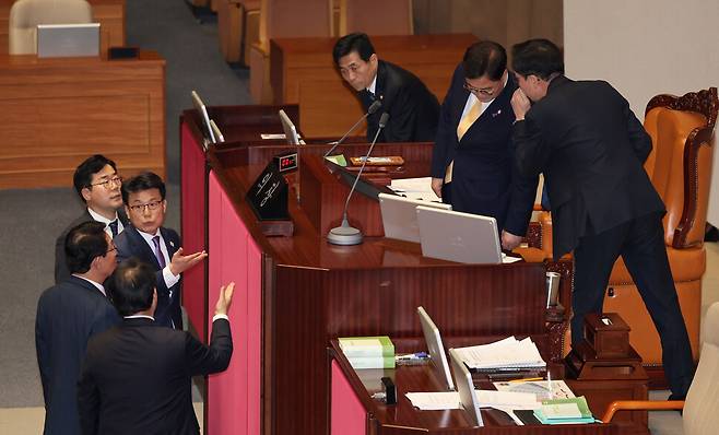 우원식 국회의장이 10일 오후 서울 여의도 국회 본회의에서 예산안 상정을 앞두고 국민의힘 김상훈 정책위의장·배준영 원내수석부대표, 더불어민주당 박찬대 원내대표·진성준 정책위의장을 불러 이야기 하고 있다. 신소영 기자 viator@hani.co.kr