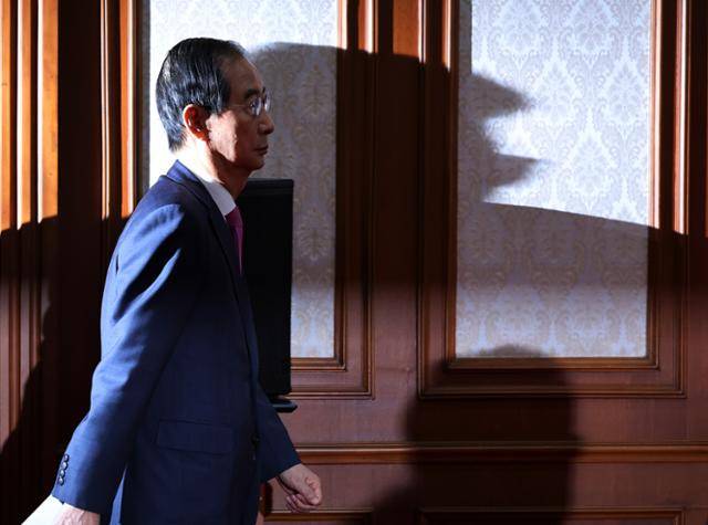 한덕수 국무총리가 10일 오전 서울 종로구 정부서울청사에서 열린 계엄 이후 첫 총리 주재 국무회의에 참석하고 있다. 뉴시스