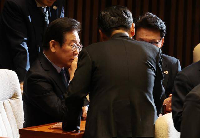 더불어민주당 이재명 대표가 10일 오후 국회에서 열린 본회의에서 정청래, 김민석 의원 등과 대화하고 있다. 오늘 본회의에서 '비상계엄 사태' 진상규명을 위한 내란죄 상설특검 수사요구안 등이 상정된다. 연합뉴스