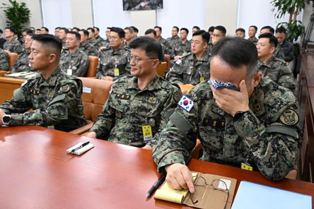 10일 국회 국방위원회에서 열린 비상 계엄 관련 긴급 현안 질의에서 이상현(오른쪽) 제1공수특전여단장이 눈물을 흘리고 있다. 고영권 기자