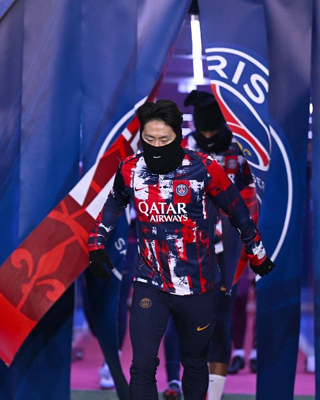 이강인이 1일 파르크 데 프랭스에서 열리는 낭트와의 2024~25 리그1 13라운드에 앞서 경기장에 입장하고 있다. 사진=PSG SNS