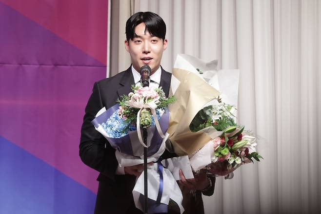 <yonhap photo-2077=""> 수상 소감 말하는 원태인 (서울=연합뉴스) 강민지 기자 = 삼성 라이온즈 원태인이 10일 오전 서울 강남구 리베라호텔에서 열린 '2024 뉴트리디데이 일구상 시상식'에서 최고 투수상 수상 소감을 말하고 있다. 2024.12.10 mjkang@yna.co.kr/2024-12-10 12:18:32/ <저작권자 ⓒ 1980-2024 ㈜연합뉴스. 무단 전재 재배포 금지, AI 학습 및 활용 금지></yonhap>