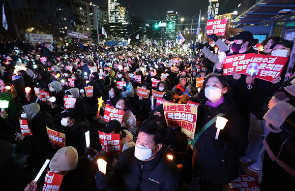 지난 9일 오후 서울 영등포구 국회의사당 앞에서 열린 '윤석열 즉각 탄핵 구속 촉구 촛불문화제'에서 참가자들이 손팻말을 들고 있다.  [사진=연합뉴스]