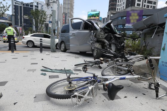 대구 달서구 감삼동 죽전네거리에서 승합차 1대가 대구지하철 죽전역 2번 출구 뒤편 인도 위 자전거 보관대와 충돌하는 사고가 발생했다. [뉴스1]