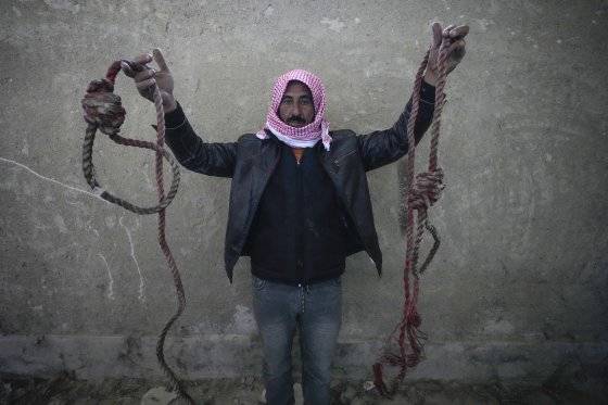 9일 시리아 다마스쿠스 북쪽 세드나야 교도소에서 한 남성이 올가미 모양으로 묶인 두 개의 밧줄을 보여주고 있다. AP=연합뉴스