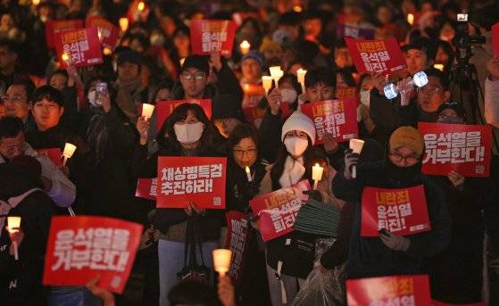 지난 5일 오후 서울 종로구 동화면세점 앞에서 열린 윤석열 대통령 퇴진 촉구 집회에 참가한 시민들이 촛불을 들고 정권 퇴진을 촉구하고 있다. [뉴스1]
