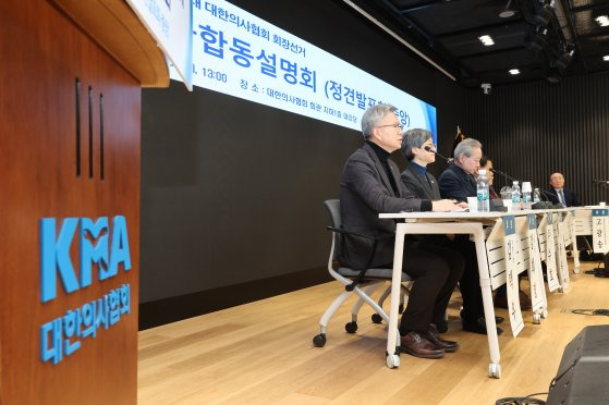 10일 오후 서울 용산구 대한의사협회(의협)에서 제43대 의협 회장선거 후보자합동설명회(정견발표회)가 진행되고 있다. 왼쪽부터 김택우·강희경·주수호·이동욱·최안나 후보. 연합뉴스