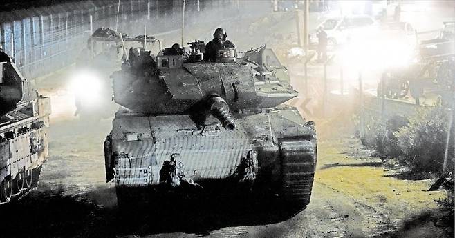 < 한밤 골란고원 진격한 이스라엘軍 > 8일(현지시간) 골란고원 내 이스라엘 점령지인 마즈달샴스 마을에서 이스라엘군 탱크가 기동하고 있다. 53년간 시리아를 독재 통치한 바샤르 알아사드 정권이 무너지자 이스라엘군은 국경 혼란을 막는다는 목적으로 시리아와 맞닿은 골란고원 완충 지대에 50년 만에 탱크와 장갑차를 배치했다. AP연합뉴스