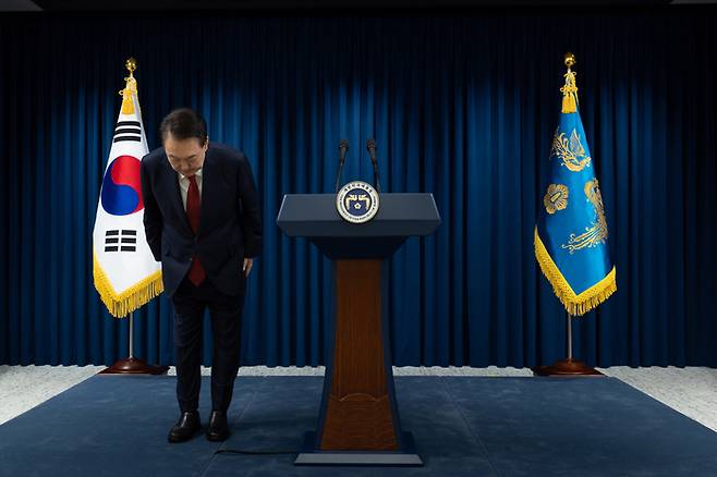 윤석열 대통령이 지난 7일 오전 서울 용산 대통령실 브리핑룸에서 비상계엄과 관련해 대국민담화를 열어 사과를 하고 있다.  대통령실 제공