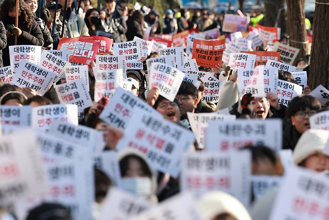 University students join the rallies at the streets of Yeouido with signs reading “University students protect democracy" on Dec. 7. (Yonhap)