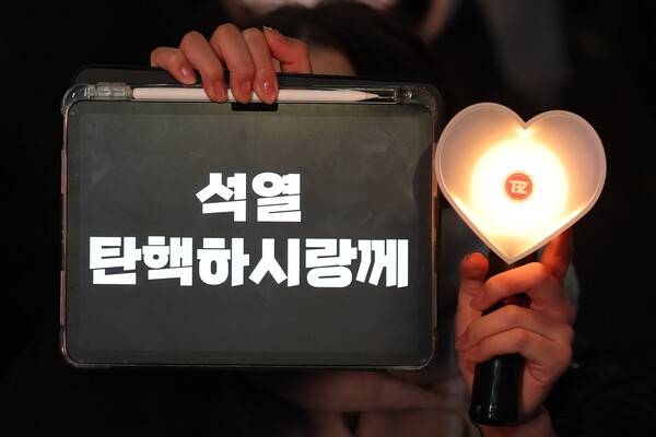 ▲윤석열 탄핵 목소리 내는 촛불집회 참가자들. 사진=연합뉴스.