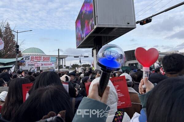 ▲지난 7일 국회 앞 집회에 응원봉을 들고 모인 사람들. 사진=윤유경 기자.