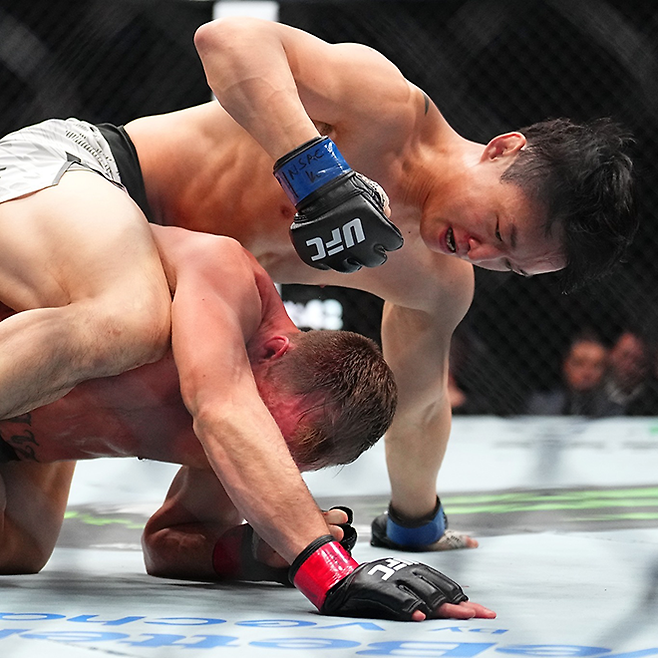 최두호가 UFC 310 메인카드 제1경기에서 네이트 랜드웨어를 그라운드 앤드 파운드로 공격하고 있다. 사진=TKO