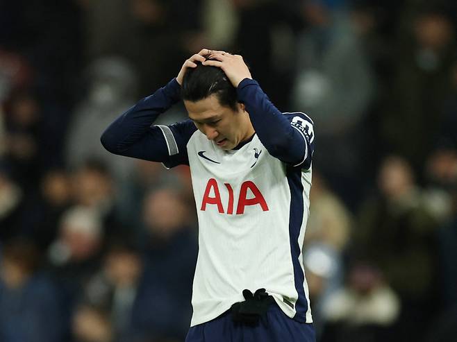 잉글랜드 프리미어리그(EPL) 토트넘 홋스퍼의 손흥민이 9일 새벽(한국시간) 열린 첼시와의 '2024-2025 EPL' 15라운드 홈 경기에서 역전패 후 아쉬워하는 모습. /로이터=뉴스1