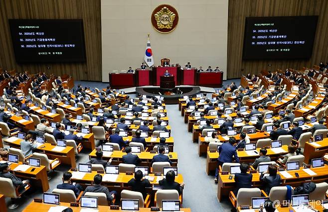 (서울=뉴스1) 안은나 기자 = 박정 국회 예산결산특별위원장이 10일 오후 서울 여의도 국회에서 열린 본회의에서 2025년도 예산안 심사보고를 하고 있다. 2024.12.10/뉴스1  Copyright (C) 뉴스1. All rights reserved. 무단 전재 및 재배포,  AI학습 이용 금지. /사진=(서울=뉴스1) 안은나 기자