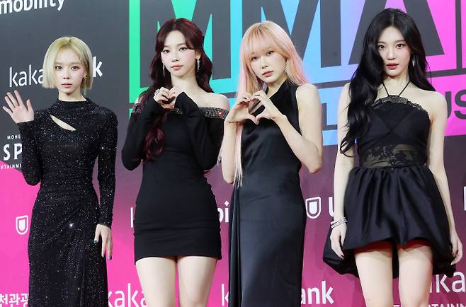 SM엔터테인먼트(에스엠)가 창립자인 이수만 전 총괄 프로듀서의 퇴진 이후 실적과 주가에서 부진을 면치 못하고 있다. 사진은 에스파가 지난달 30일 인천 중구 인스파이어 아레나에서 진행된 'MMA 2024'(제16회 멜론 뮤직어워드) 레드카펫 행사에 참석해 포즈를 취하고 있는 모습. /사진=스타뉴스