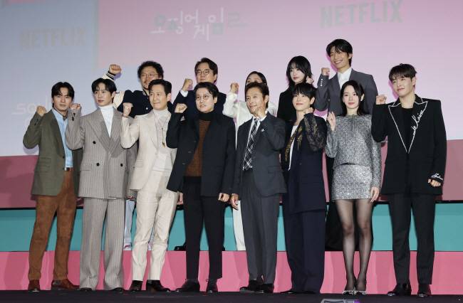 넷플릭스 ‘오징어게임 시즌2’ 주역들이 9일 열린 제작발표회에서 결의를 다지고 있다.