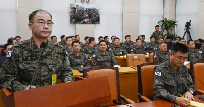 국회 출석한 ‘계엄군 지휘관들’ 곽종근(앞줄 왼쪽) 전 육군특수전사령관이 10일 오전 국회에서 열린 국방위원회 전체회의에서 의원들의 질의에 답하고 있다. 앞줄 오른쪽은 계엄사령관이었던 박안수 육군참모총장.  곽성호 기자