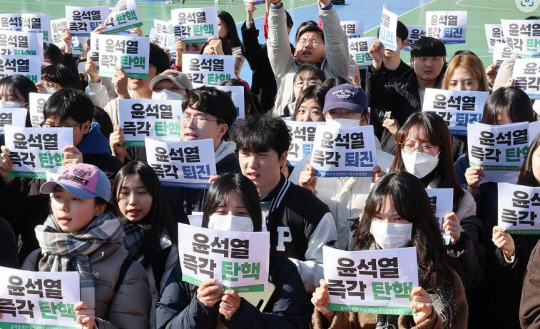 10일 오후 부산 금정구 부산대 넉넉한터에서 ‘윤석열 퇴진 부산대 1050인’ 대학생 시국선언 발표 기자회견이 열리고 있다. 연합뉴스