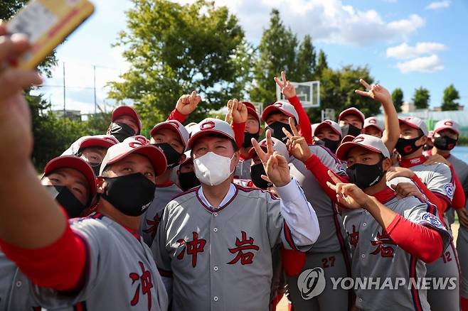 국민의힘 윤석열 대선 경선 후보가 지난 2021년 9월 8일 고교 모교인 서울 충암고등학교를 방문, 후배인 야구부 선수들과 기념촬영을 하고 있다. [연합]
