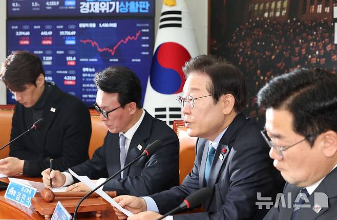 [서울=뉴시스] 권창회 기자 = 이재명 더불어민주당 대표가 10일 오전 서울 여의도 국회에서 열린 최고위원회의에서 발언하고 있다. 2024.12.10. kch0523@newsis.com