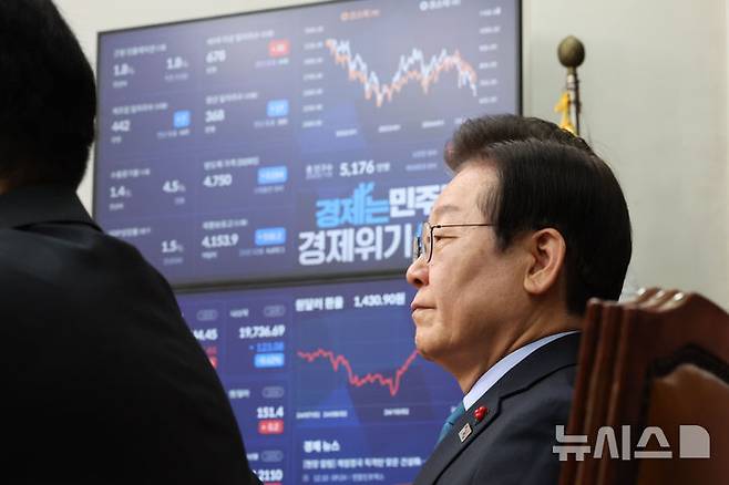 [서울=뉴시스] 권창회 기자 = 이재명 더불어민주당 대표가 10일 오전 서울 여의도 국회에서 열린 최고위원회의에서 생각에 잠겨 있다. 2024.12.10. kch0523@newsis.com