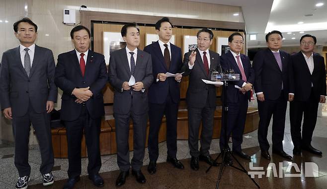 [서울=뉴시스] 최동준 기자 = 유정복 인천시장이 지난 6일 서울 중구 프레스센터에서 열린 국민의힘 시·도지사협의회 긴급 회의를 마친 뒤 결과 발표를 하고 있다. 2024.12.06. photocdj@newsis.com