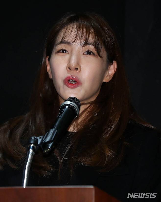 [서울=뉴시스] 김이나가 진행하고 있는 MBC FM4U '김이나의 별이 빛나는 밤에' 홈페이지에는 '일베 용어를 사용한 김이나씨 하차하세요’라는 제목의 글이 잇따르고 있다. (사진=뉴시스 DB)