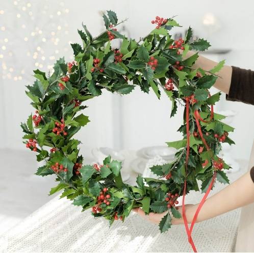 호랑가시나무 조화로 만든 크리스마스 리스. 쇼핑몰 ‘미스모네’