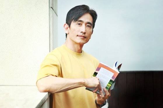 배우 겸 소설가 차인표가 지난 7월&nbsp;15일 오후 서울 강남구&nbsp;TKC픽쳐스 사무실에서 진행된 연합뉴스와 인터뷰에 앞서 포즈를 취하고 있다. 연합뉴스