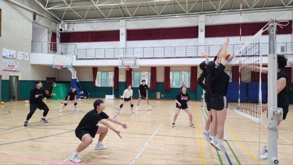 지난 4일 고양 경기영상과학고등학교 체육관에서 여자배구부 ‘어택’의 선수들이 연습 경기를 펼치고 있다. 기말고사 기간이라 부족했던 숫자는 남자배구부 설립을 갈망하는 남학생들의 참여로 채웠다. 경기영상과학고 제공