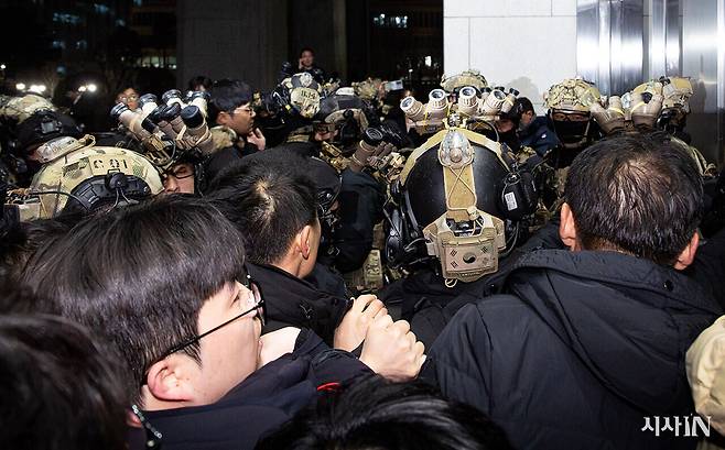 윤석열 대통령이 비상계엄을 선포한 가운데 12월4일 새벽 국회의사당에 무장한 계엄군이 진입하고 있다. ⓒ시사IN 박미소