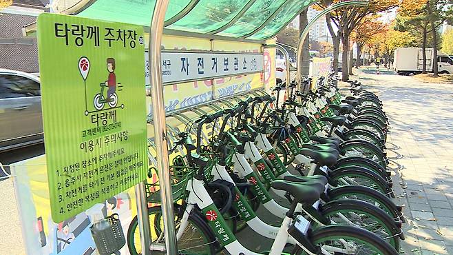 광주형 공유자전거 ‘타랑께’가 자전거 보관소에 늘어서 있다.ⓒ시사IN 광주시 제공