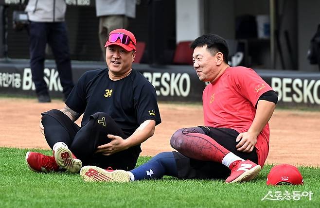 21일 광주 KIA챔피언스필드에서 ‘2024 신한 SOL 뱅크 KBO리그’ KIA 타이거즈와 삼성 라이온즈의 한국시리즈 1차전 경기가 열린다. 경기 전 KIA 최형우가 이우성과 이야기를 나누고 있다.
광주 | 김민성 기자 marineboy@donga.com