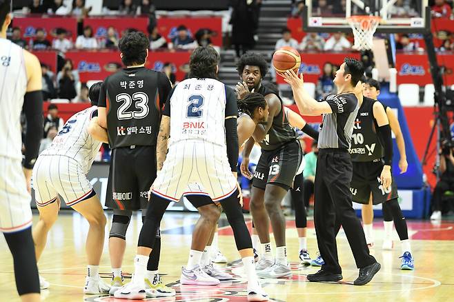 ▲ KBL의 시청률이 지난 시즌에 비해 소폭 하락했다. 시청률 조사기관 닐슨코리아의 전국 가구 기준 시청률 조사에 따르면, 2024-25시즌 12월 4일까지 KBL의 평균 시청률은 0.057%로 집계됐다. 이는 지난 2023-24시즌 평균 시청률 0.123%보다 한참 떨어지는 수치다. ⓒKBL