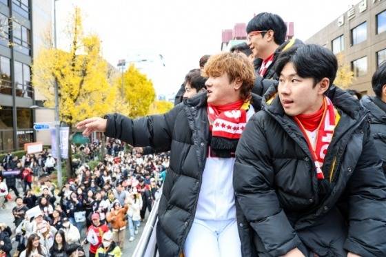 KIA 선수들이 지난 11월 30일 우승 카 퍼레이드를 하고 있다. /사진=KIA 타이거즈