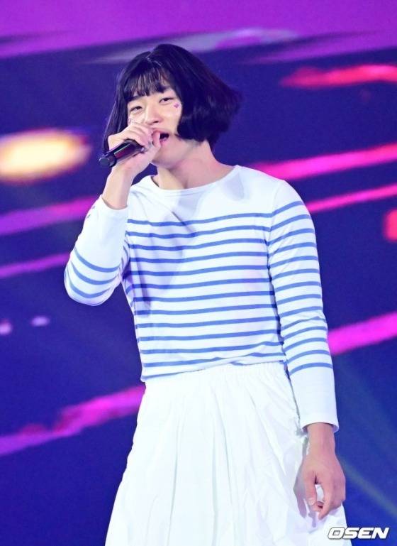 KIA 김도영이 11월 30일  'V12 타이거즈 페스타'에서 뉴진스의 하니 분장을 한 채 노래를 부르고 있다. /사진=OSEN