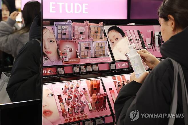 한국 화장품 수출 규모 역대 최대 (서울=연합뉴스) 임화영 기자 = 식품의약품안전처는 올해 1월부터 11월까지 우리나라 화장품 수출 규모가 93억 달러(잠정·약 13조원)로 역대 최대였던 지난 2021년 전체 수출액(92억 달러)을 뛰어넘었다고 2일 밝혔다.
화장품 수출은 2014년 이후 지난 9년간 지속적 성장세를 보였고 지난 10월에는 한 달 동안 10억 달러 이상의 수출실적을 기록한 것으로 분석됐다.
사진은 2일 서울 시내의 한 화장품 매장. 2024.12.2 hwayoung7@yna.co.kr