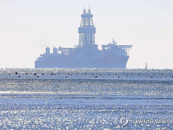 대왕고래 시추선 입항 (부산=연합뉴스) 손형주 기자 = 9일 오전 부산 남외항에 동해심해 가스전 유망구조에 석유·가스가 묻혀 있는지를 확인할 시추선 '웨스트 카펠라'호가 입항해 있다. 산업통상자원부와 한국석유공사에 따르면 웨스트 카펠라호는 보급기지인 부산신항으로부터 7∼8일간 시추에 필요한 자재들을 선적할 계획이다. 2024.12.9 handbrother@yna.co.kr