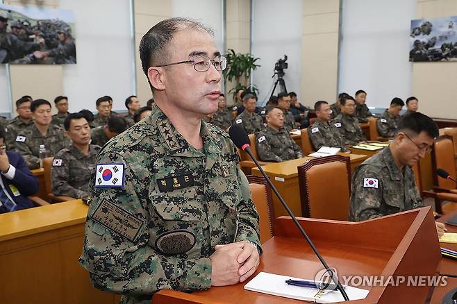 답변하는 곽종근 특수전사령관 (서울=연합뉴스) 김주성 기자 = 곽종근 육군 특수전사령관이 10일 오후 국회 국방위원회 전체회의에 출석해 계엄 당시 병력 투입 경위 등에 대한 질의에 답하고 있다. 2024.12.10 utzza@yna.co.kr